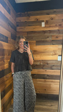 Load image into Gallery viewer, Leopard Wide Leg Flowy Pant